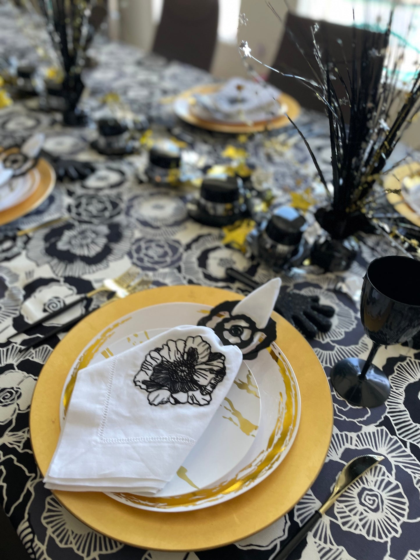 Black and White Water Resistant Table Cloth